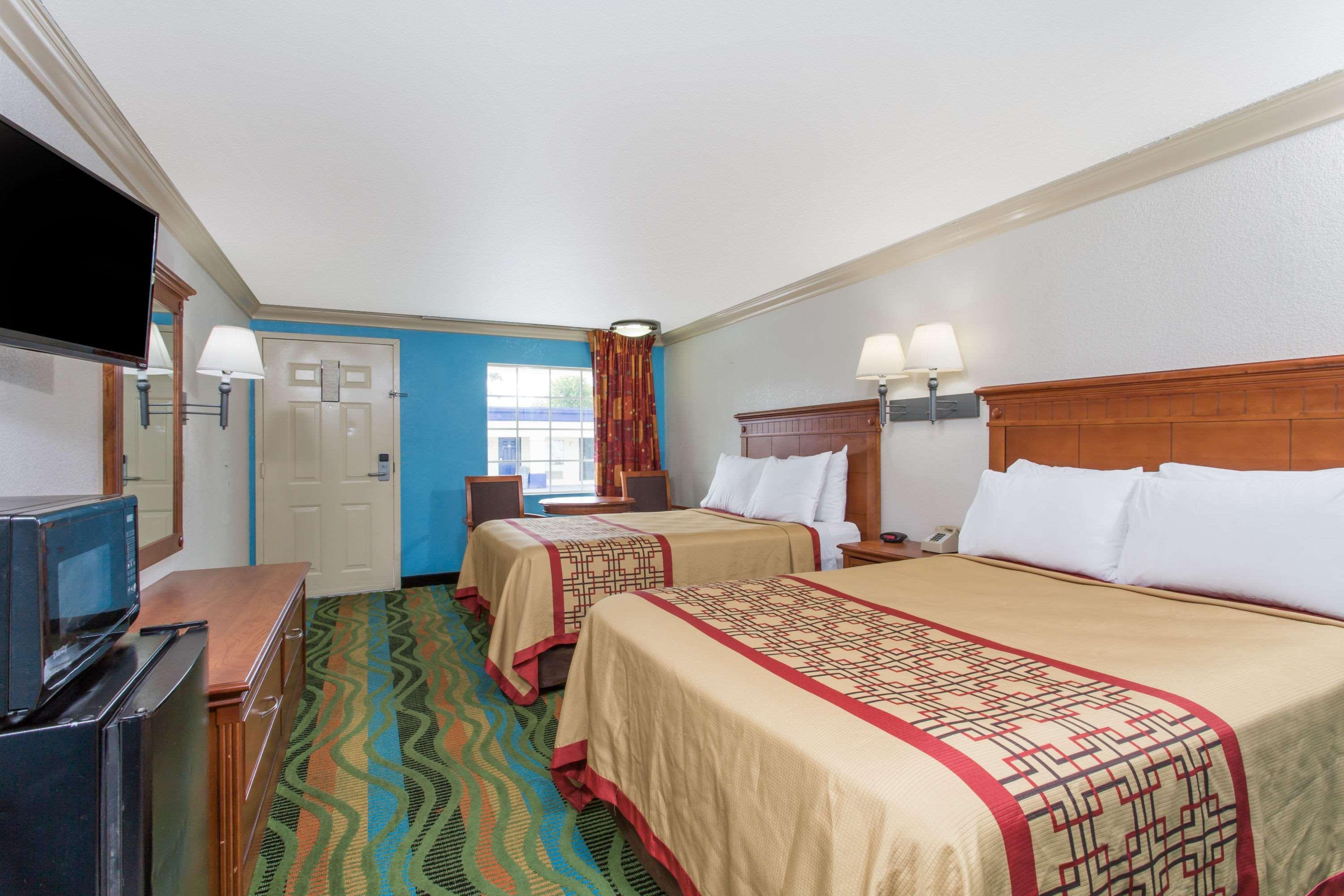 Days By Wyndham Virginia Town Center Virginia Beach
