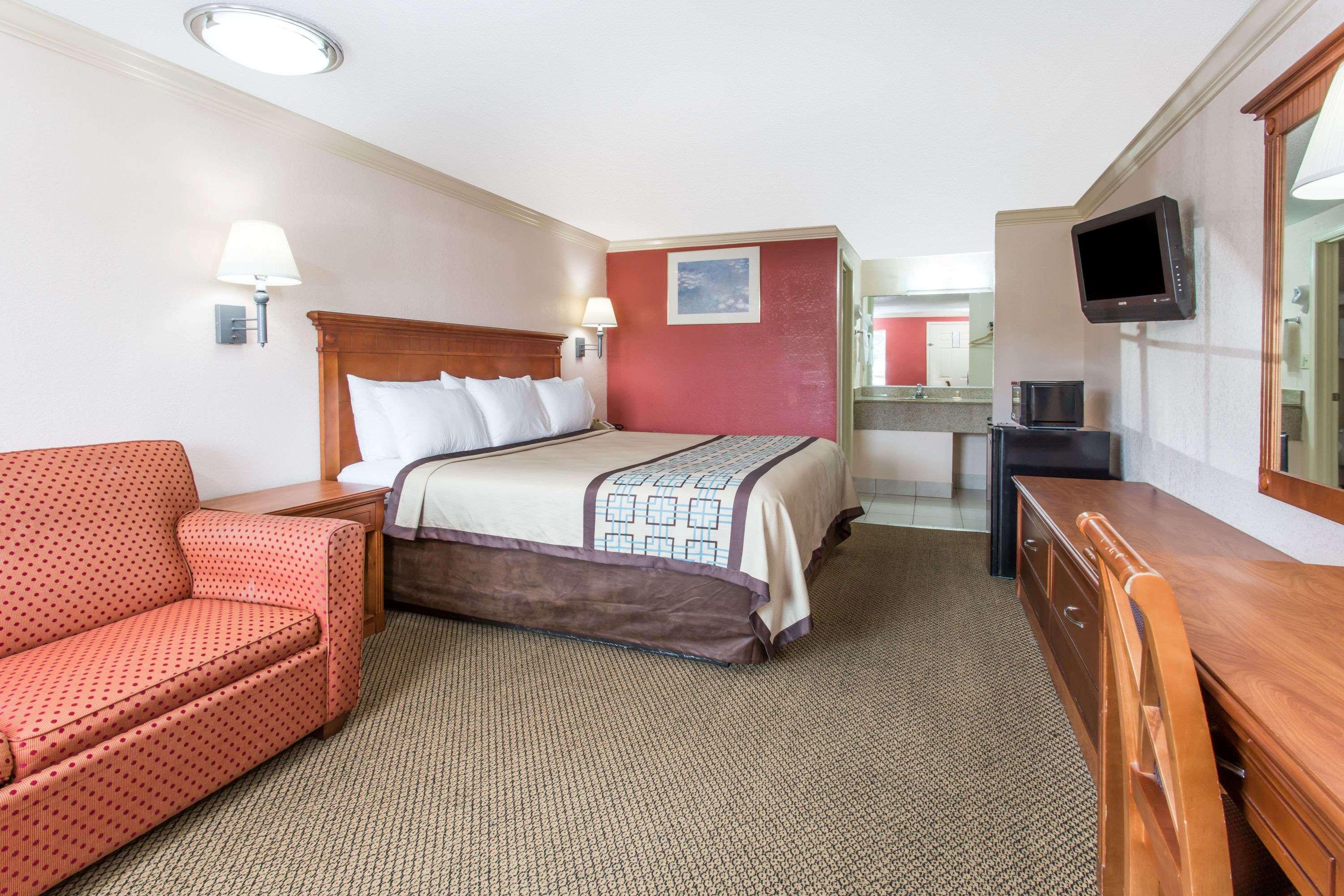 Days By Wyndham Virginia Town Center Hotel