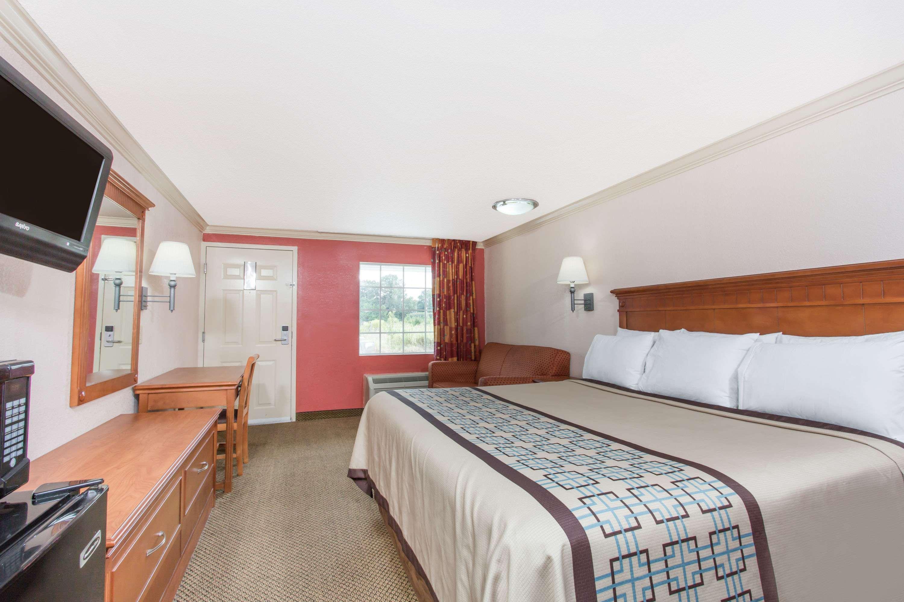Hotel Days By Wyndham Virginia Town Center
