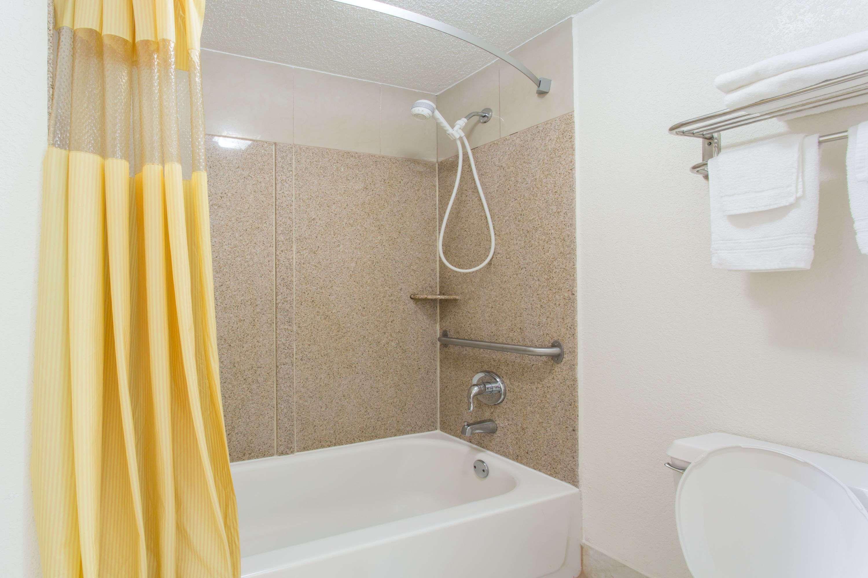 Days By Wyndham Virginia Town Center Hotel Virginia Beach