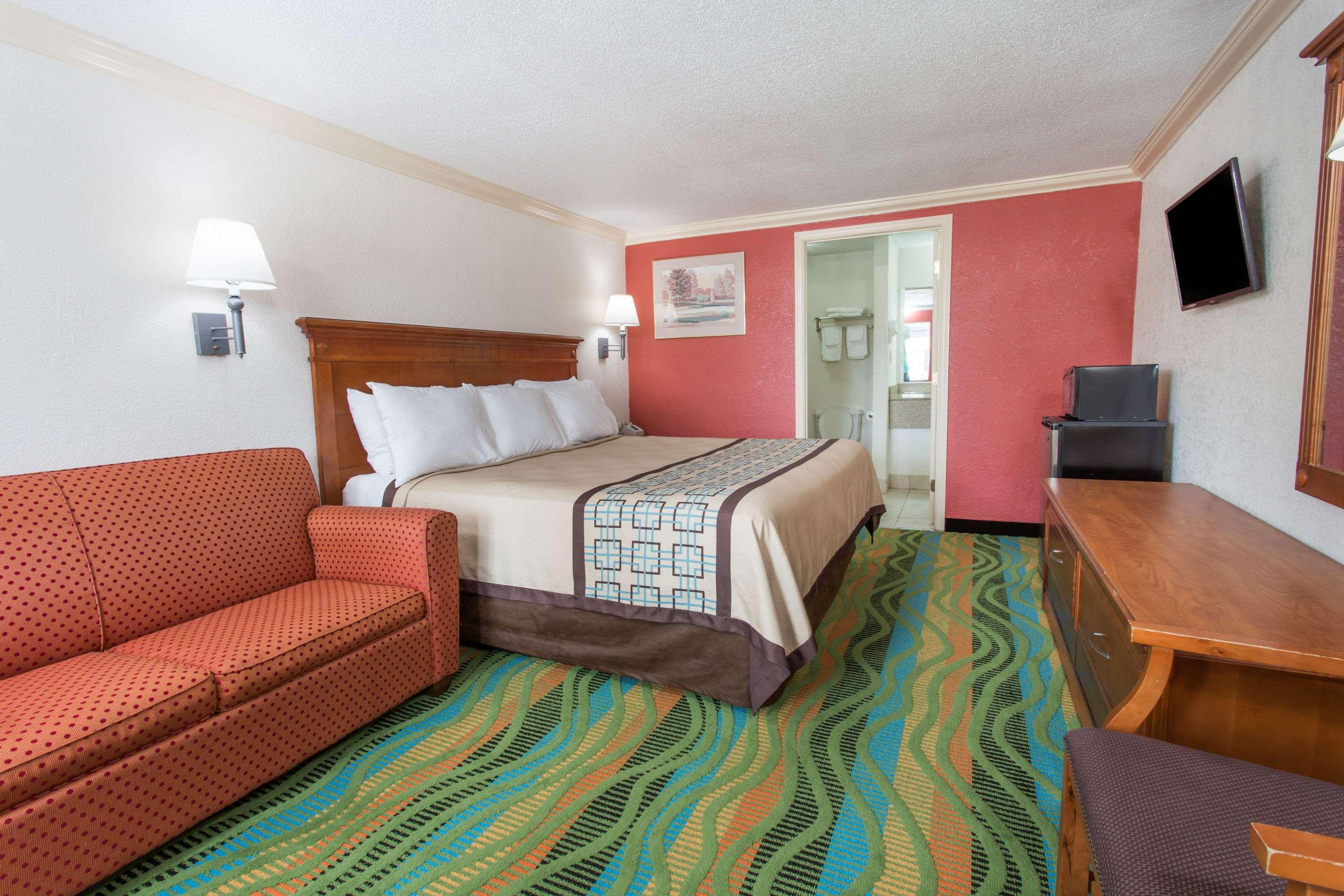 Hotel Days By Wyndham Virginia Town Center 2*