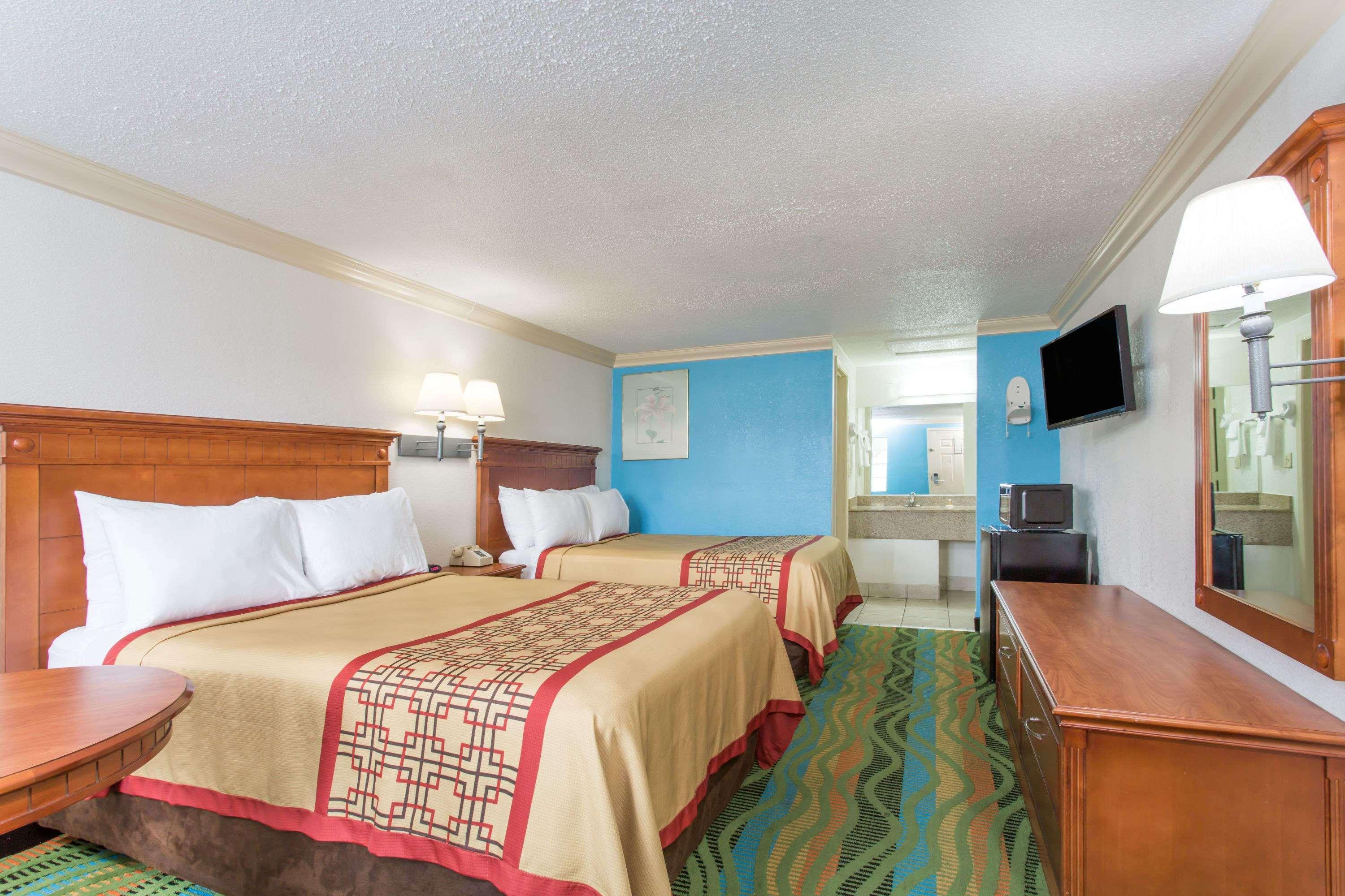 Hotel Days By Wyndham Virginia Town Center Virginia Beach