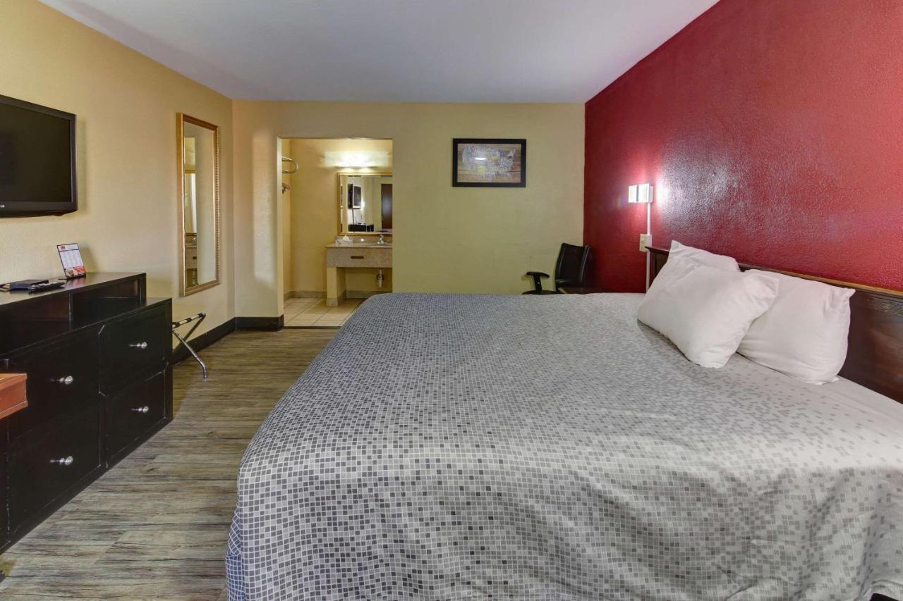 Lodge Econo Town Center