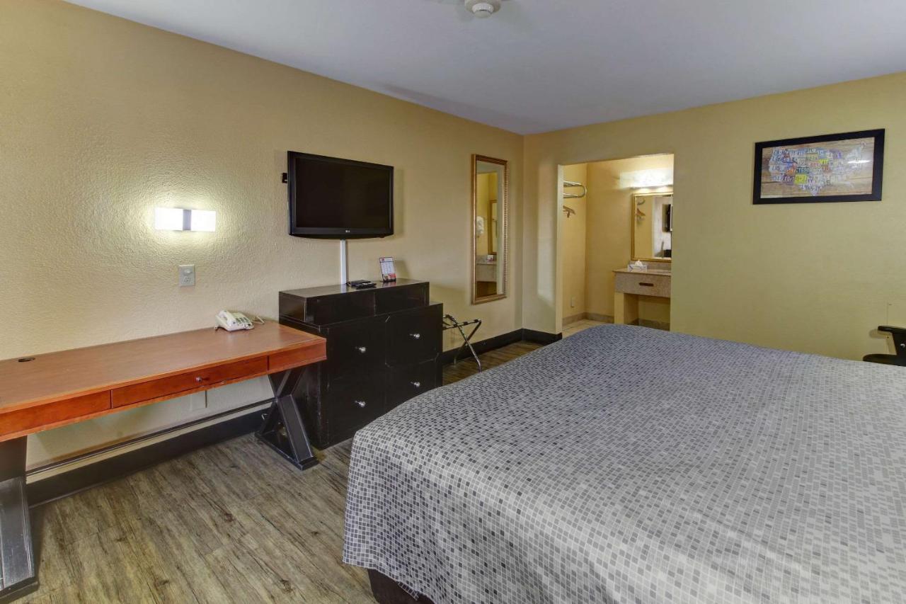 Lodge Econo Town Center *