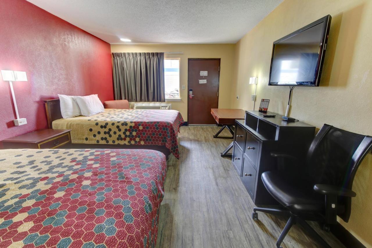 Lodge Econo Town Center