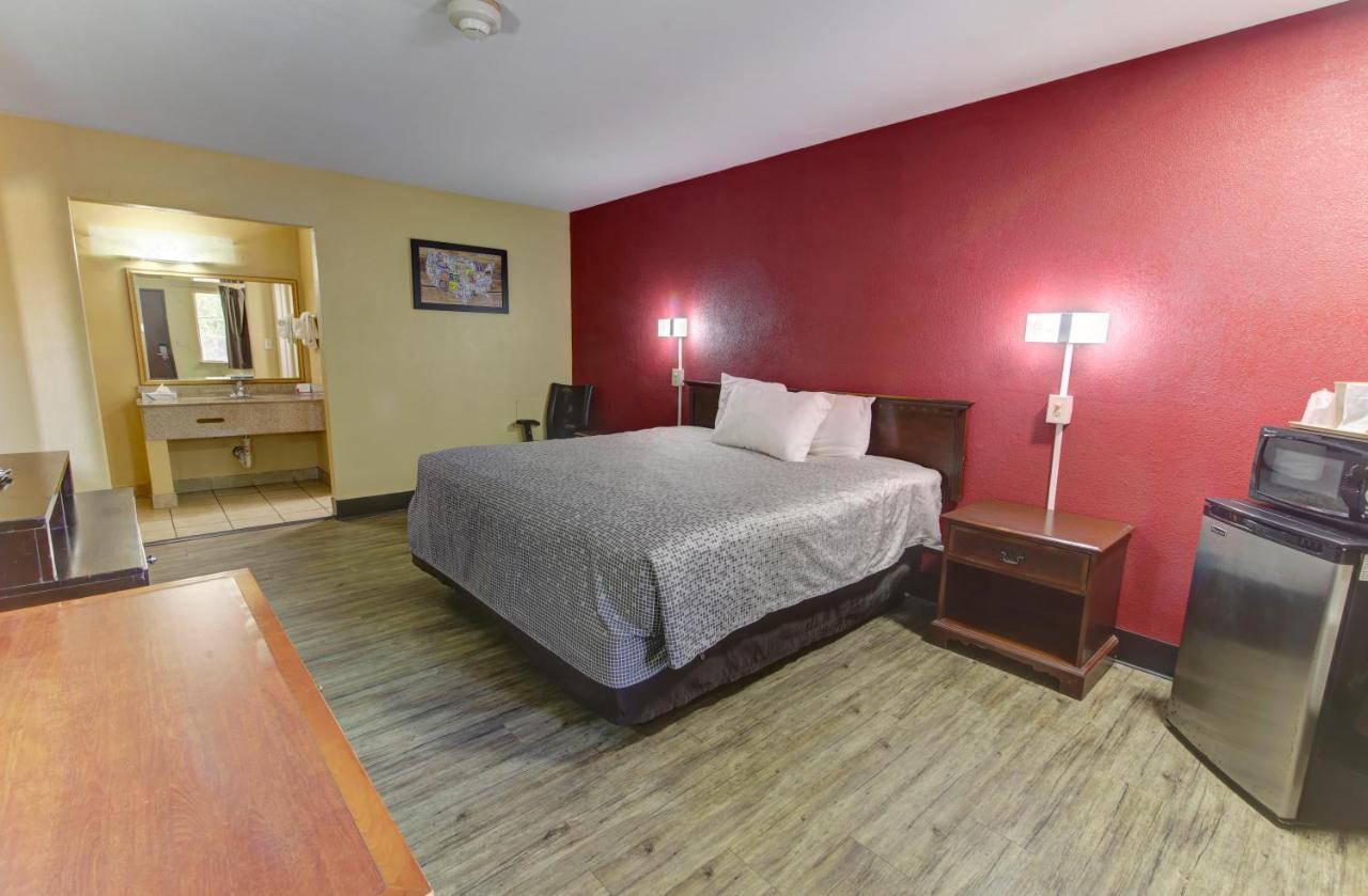 Lodge Econo Town Center