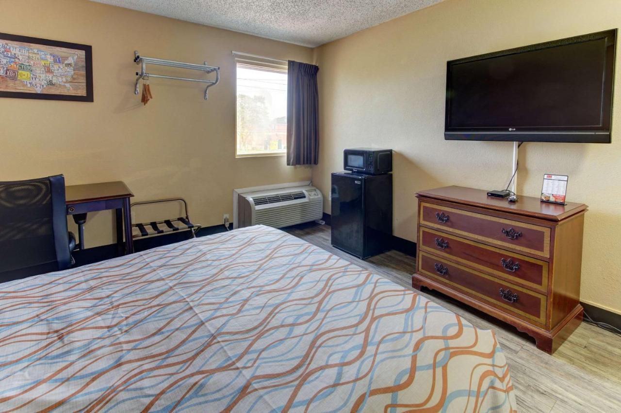 Lodge Econo Town Center