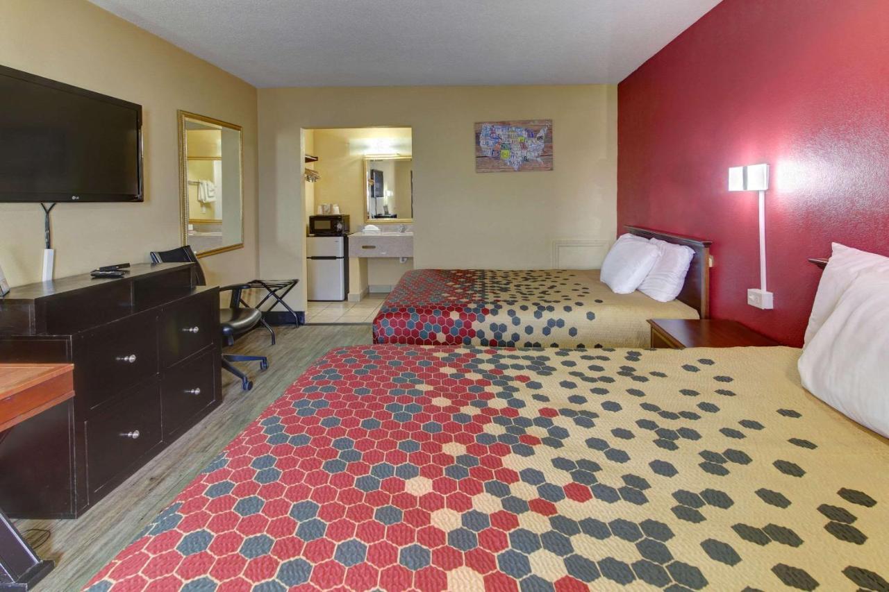 Lodge Econo Town Center