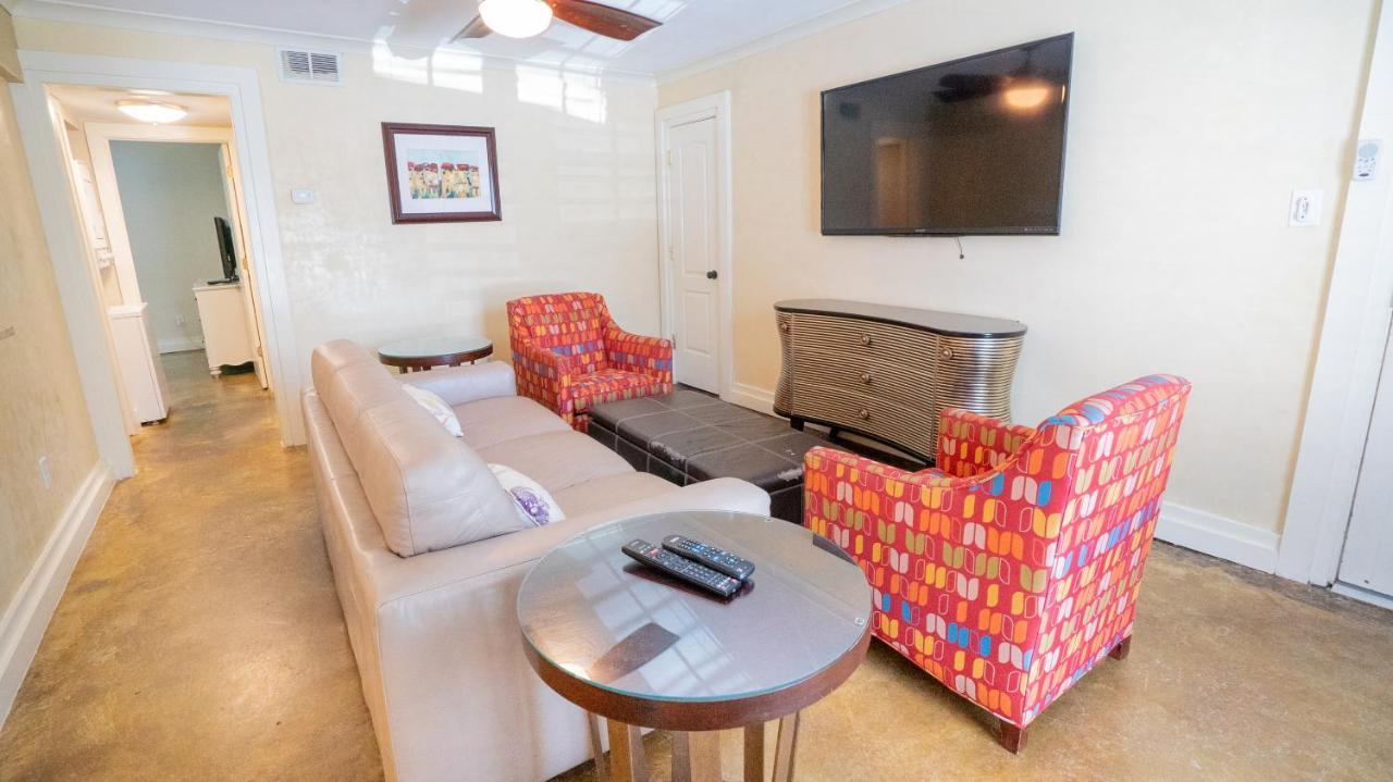 Plaza 2700 Luxury Beach Suites *