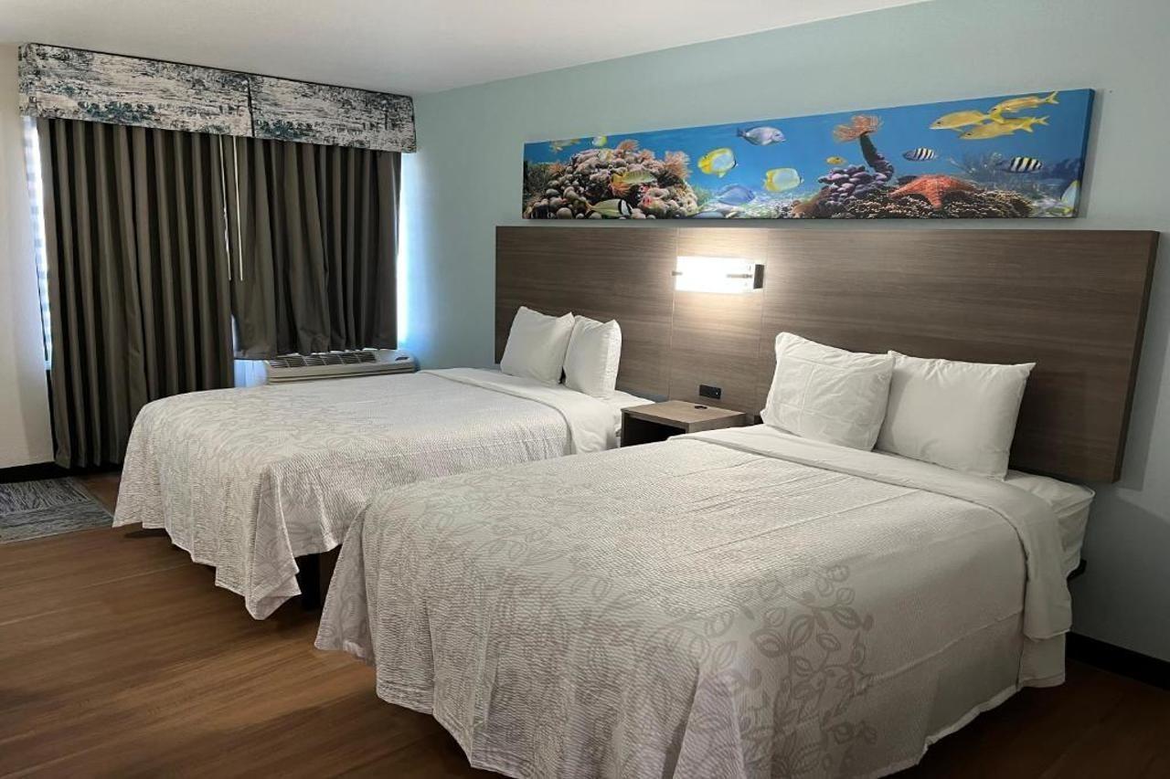 Red Roof & Virginia - Seaside 3*