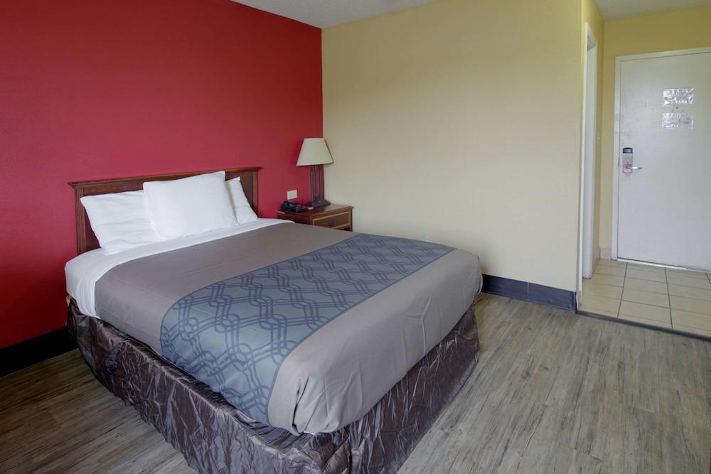 Lodge Econo Town Center *