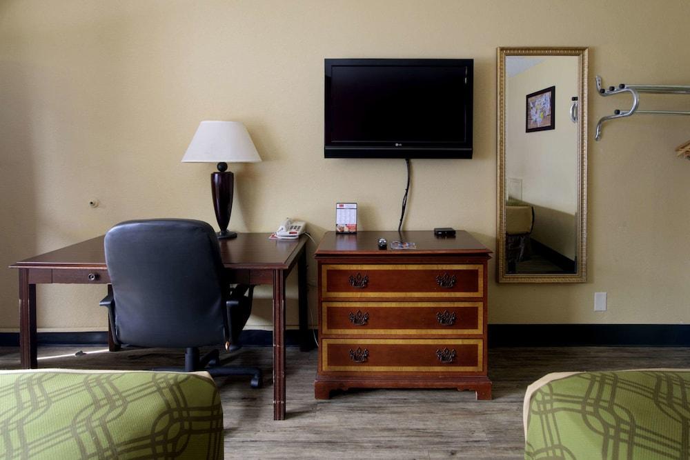 Lodge Econo Town Center *
