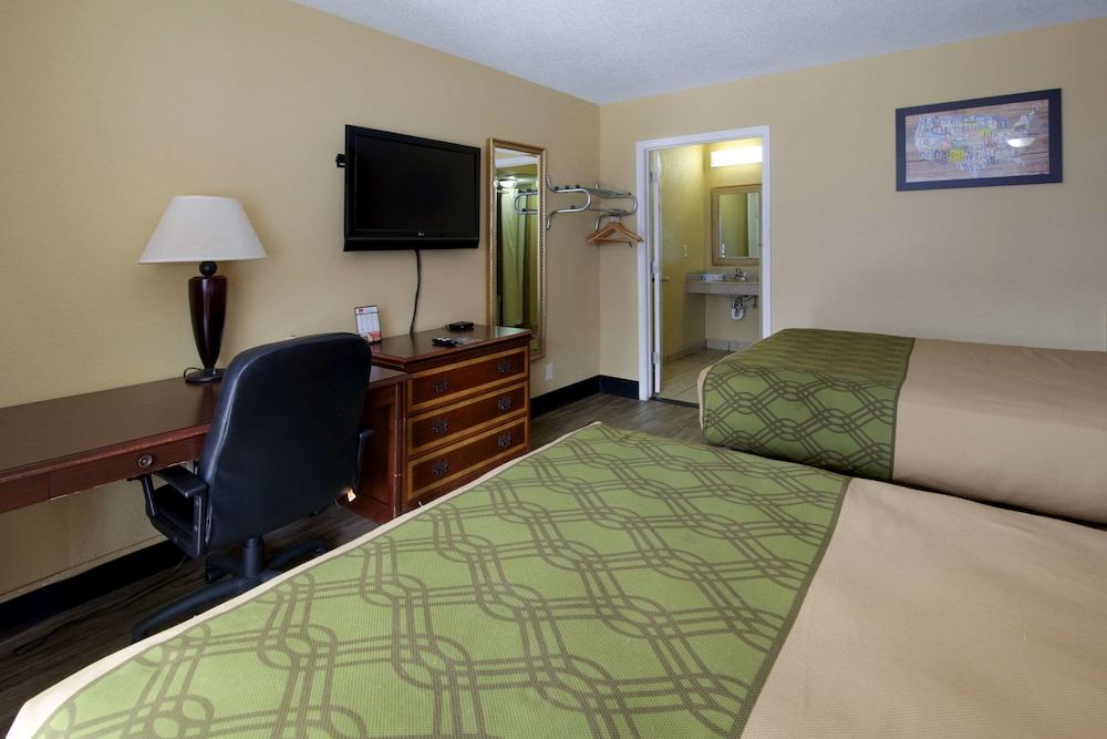 Lodge Econo Town Center