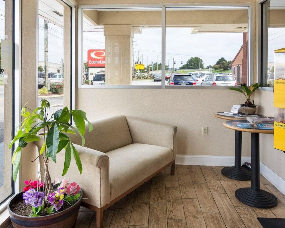 Lodge Econo Town Center