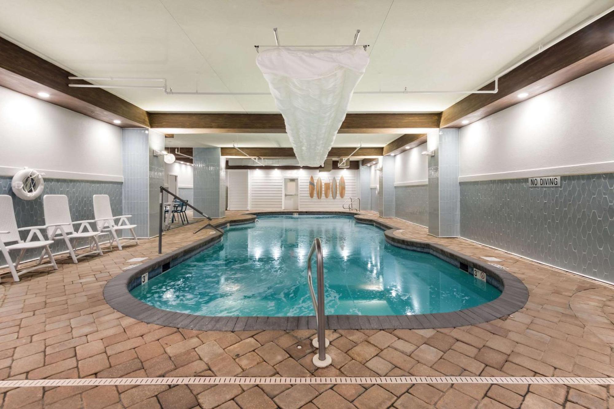 Hotel Country & By Radisson, Virginia Oceanfront , Va