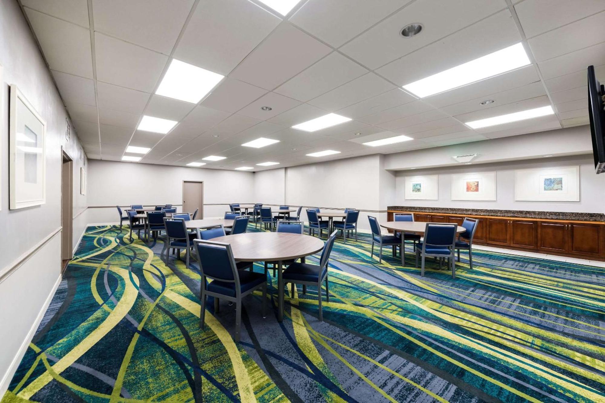 Country & By Radisson, Virginia Oceanfront , Va 3*