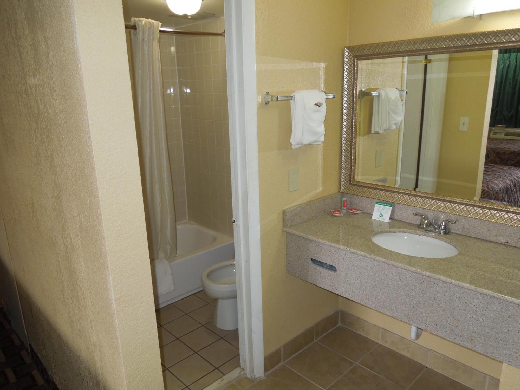 Lodge Econo Town Center