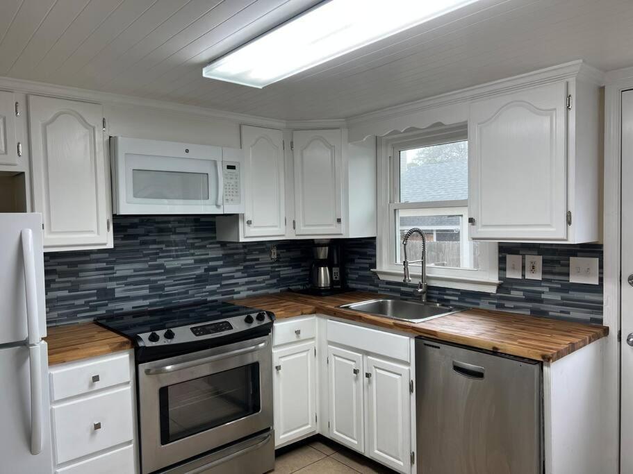 Absolute 4bedrooms-3bath Steps To Virginia Beach