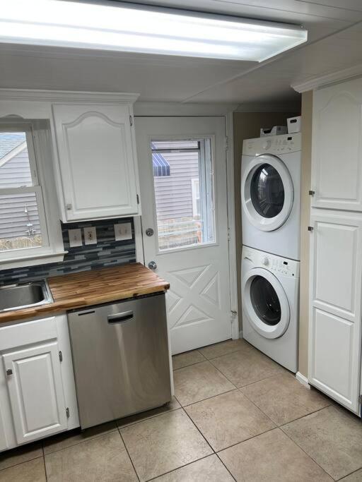 Absolute 4bedrooms-3bath Steps To *