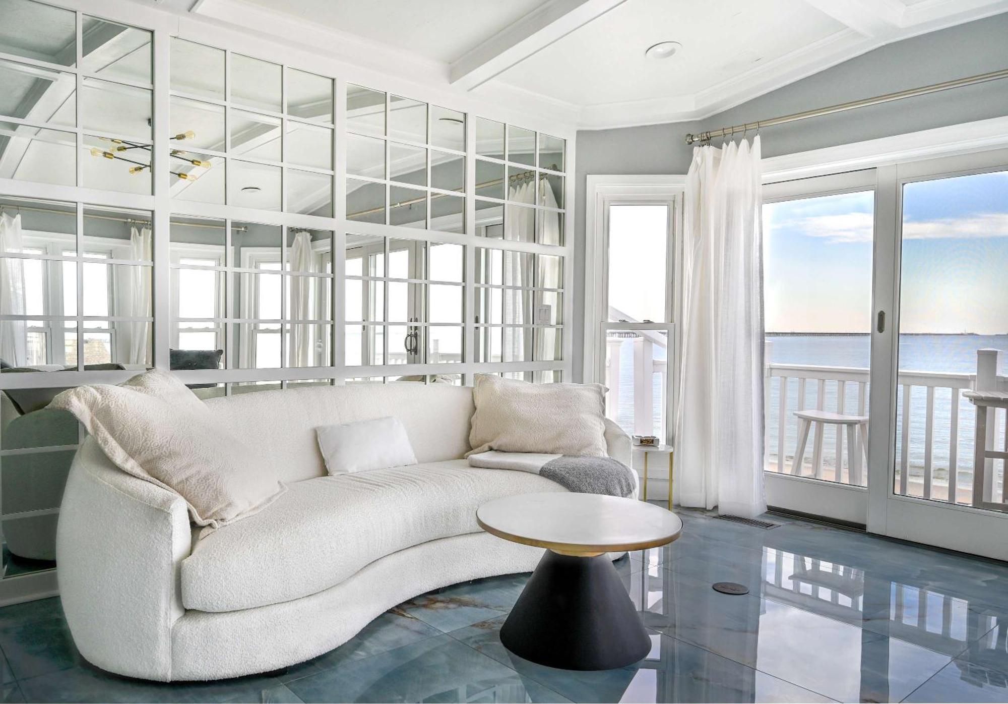 Modern 4bdr Oceanfront Holiday home