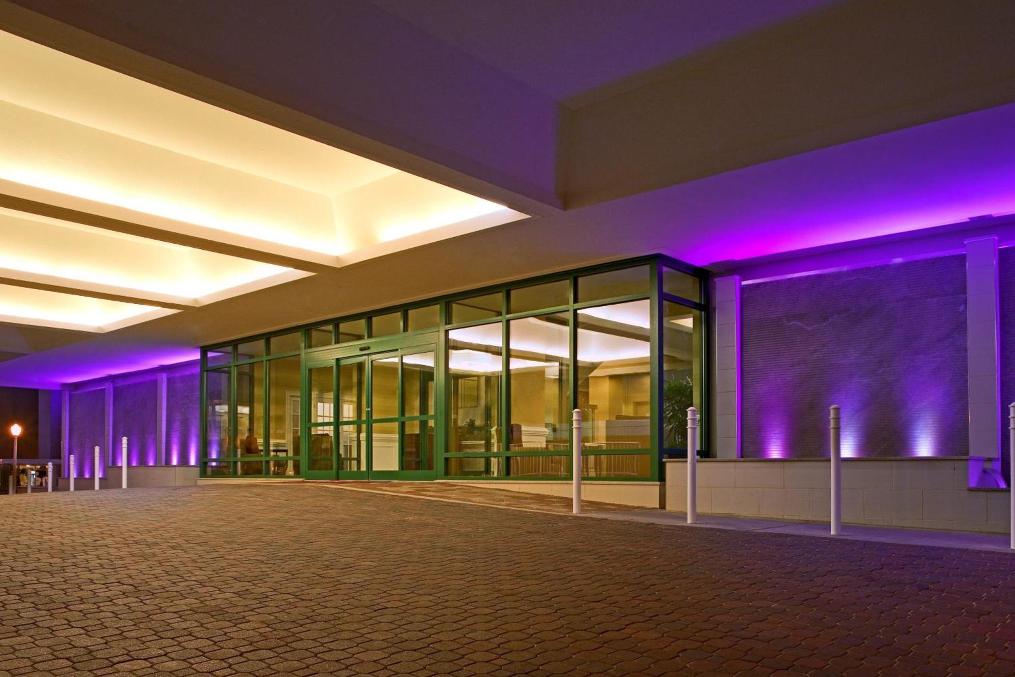 Sheraton Oceanfront Hotel 3*