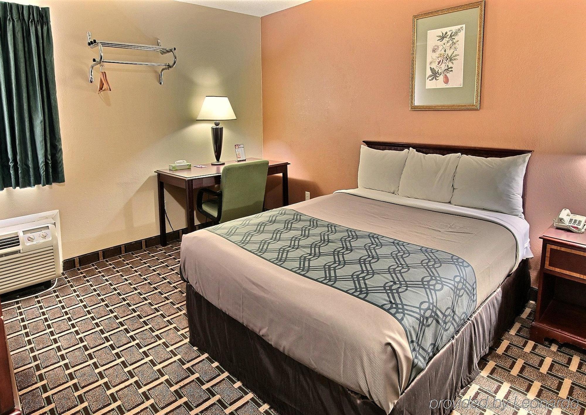 Lodge Econo Town Center *