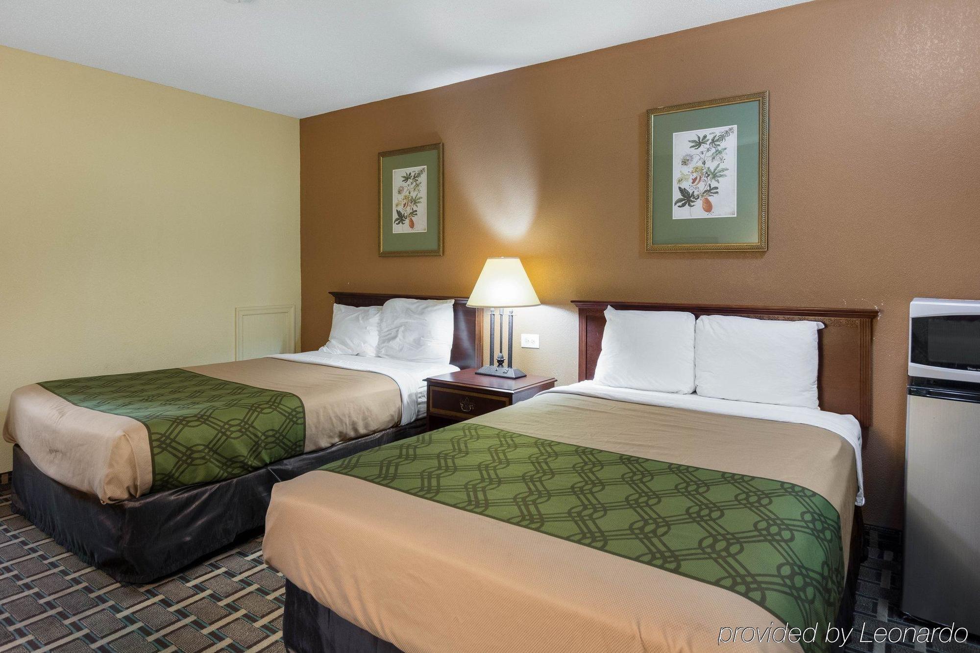 Lodge Econo Town Center *