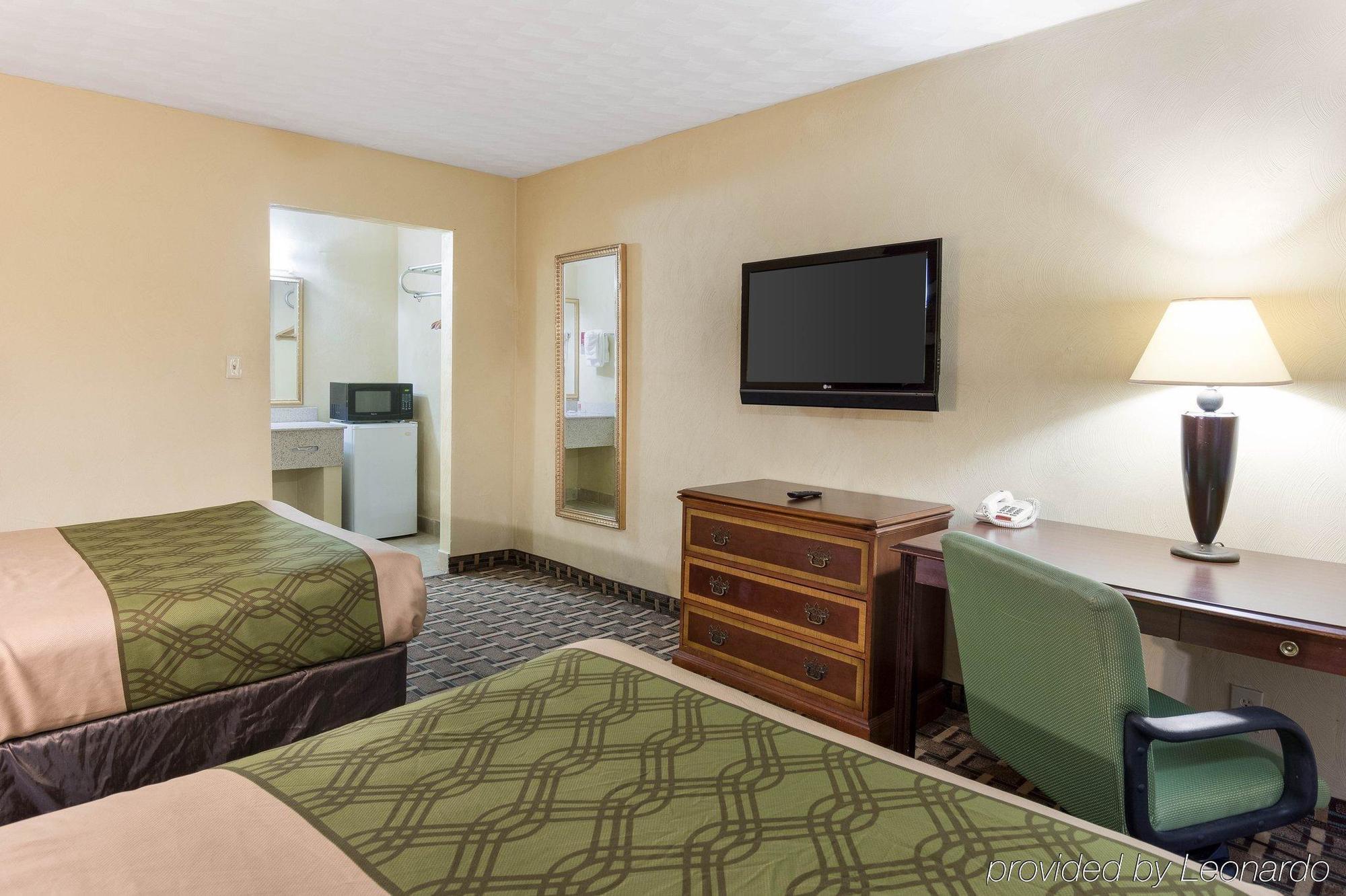 Lodge Econo Town Center