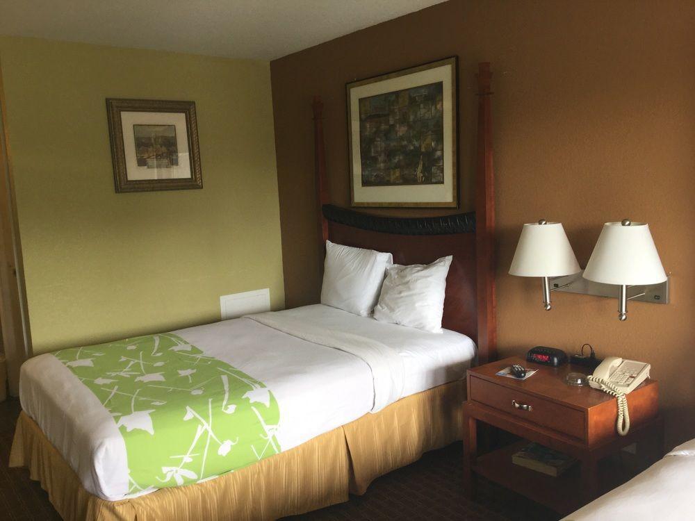 Hotel Econo & I-64 & Us 13