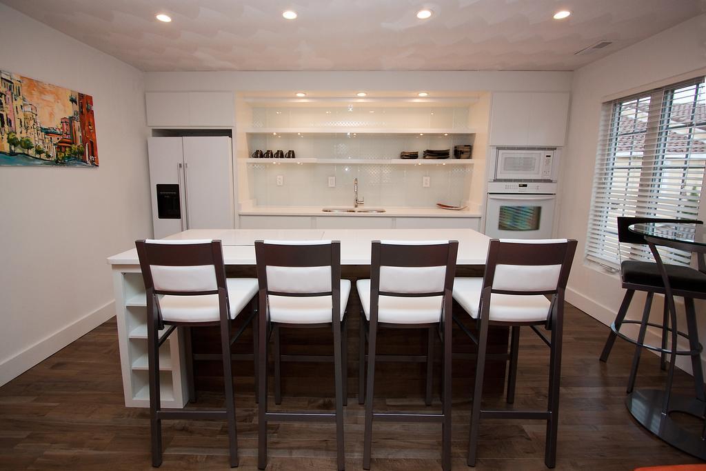Plaza 2700 Luxury Beach Suites *
