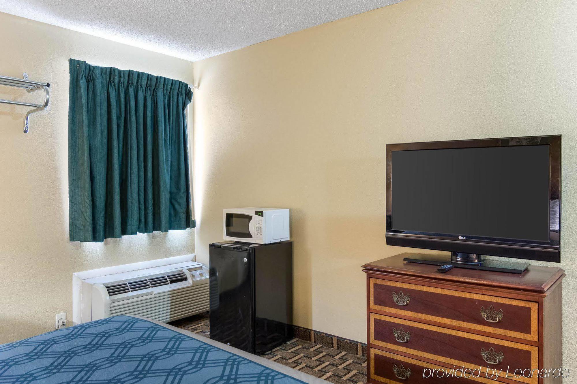 Lodge Econo Town Center