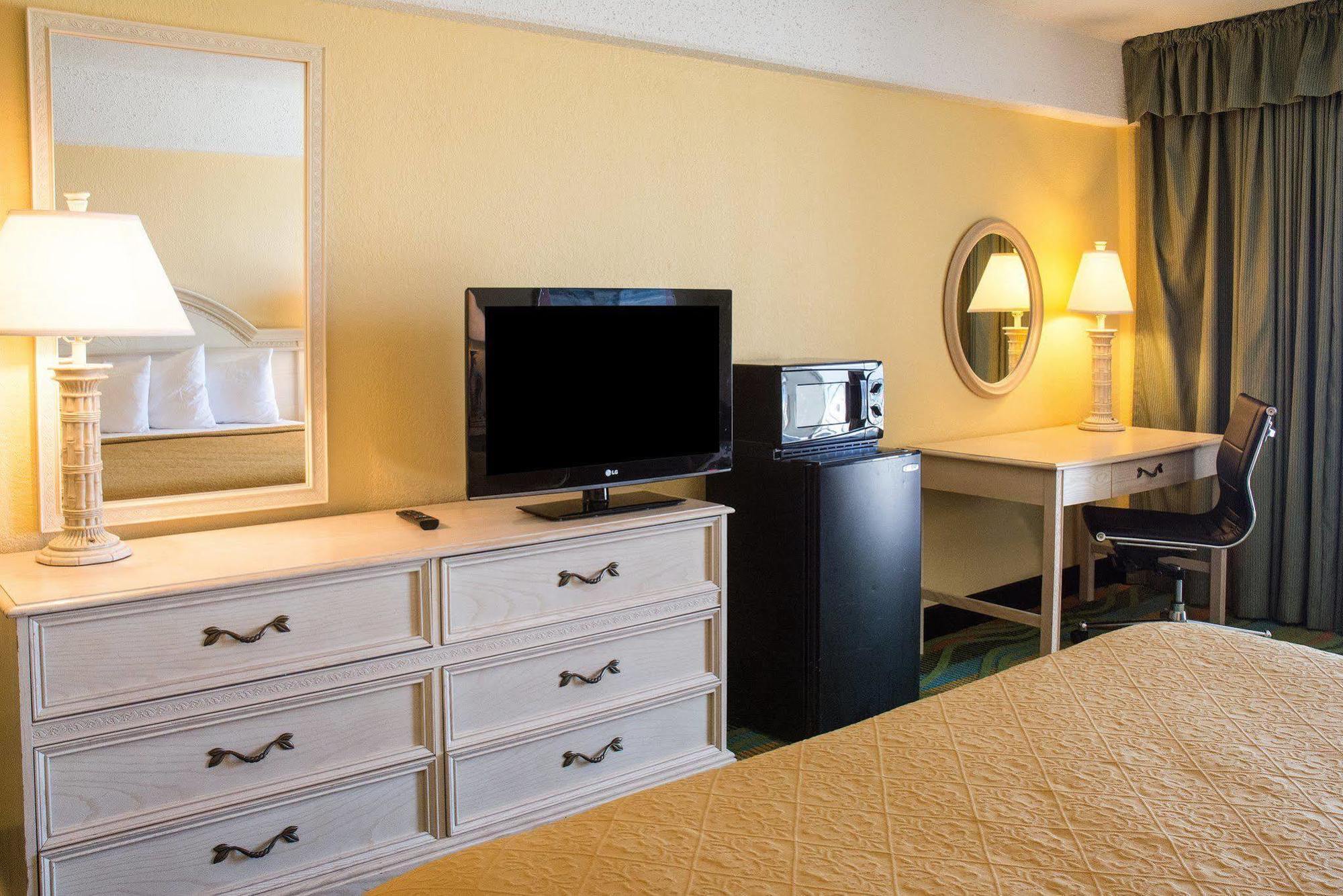 Boardwalk 705 Hotel 3*