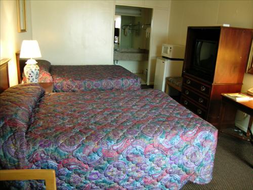 Sunshine Inn & Suites Hotel