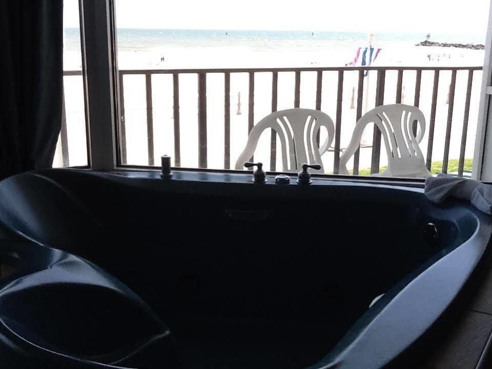 The Schooner 2* Virginia Beach