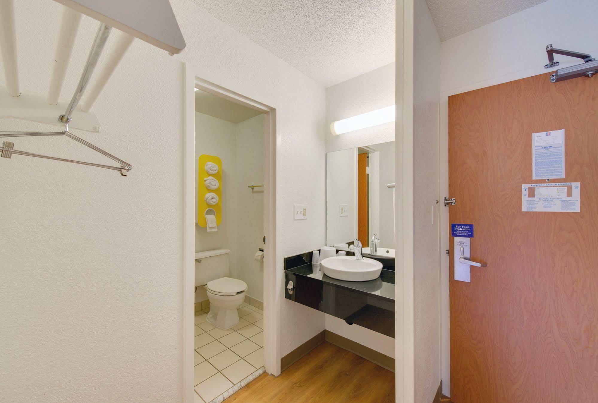 Hotel 6 Virginia 2*