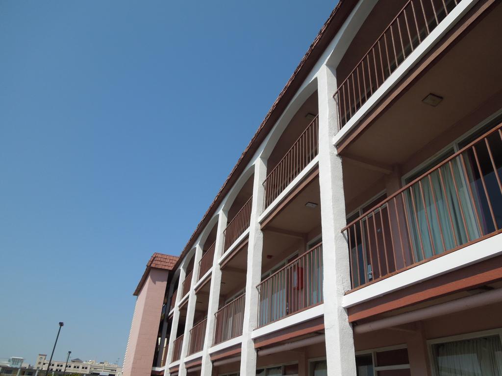 Sunshine Inn & Suites