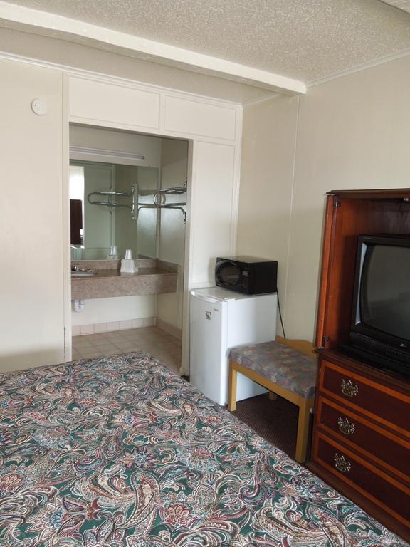 Sunshine Inn & Suites Hotel 2*