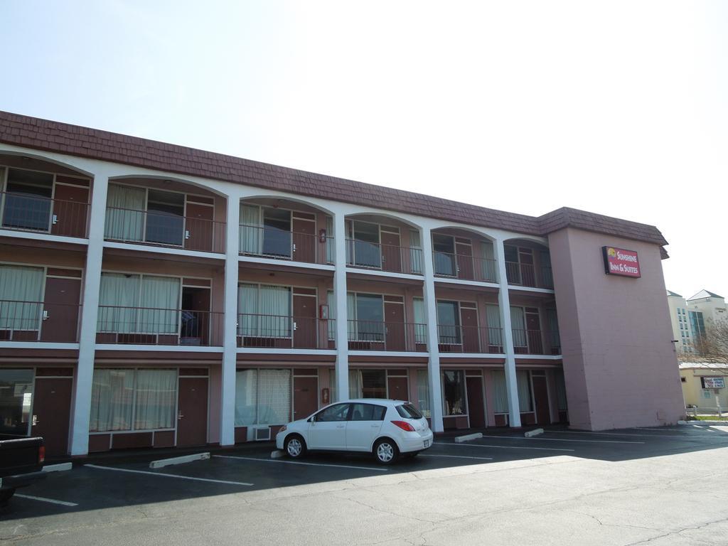 Hotel Sunshine Inn & Suites 2*