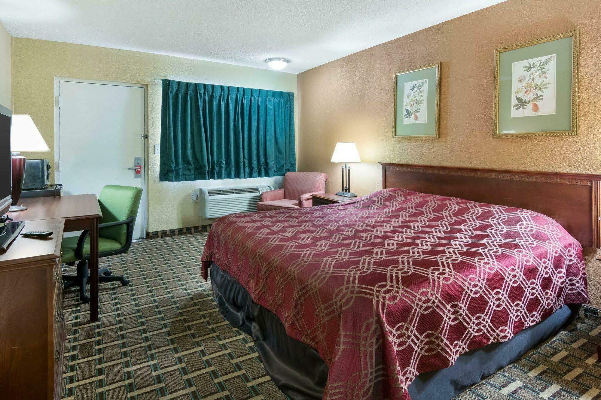 Lodge Econo Town Center