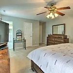 Virginia Beach Family House Less Than 1 Mi To Golf Club!