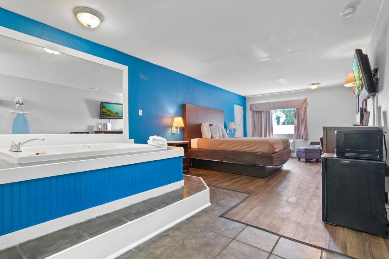 Econo & I-64 & Us 13 Hotel 2*