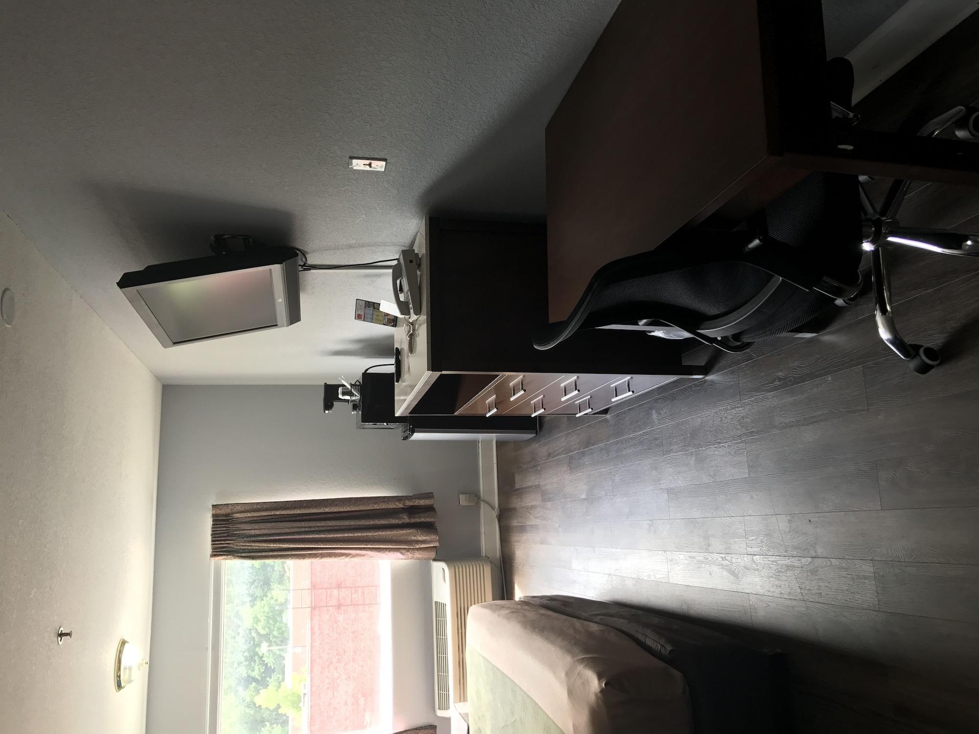 Hotel Econo & I-64 & Us 13 2*