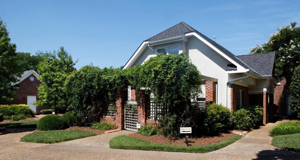 Church Point Manor 3*