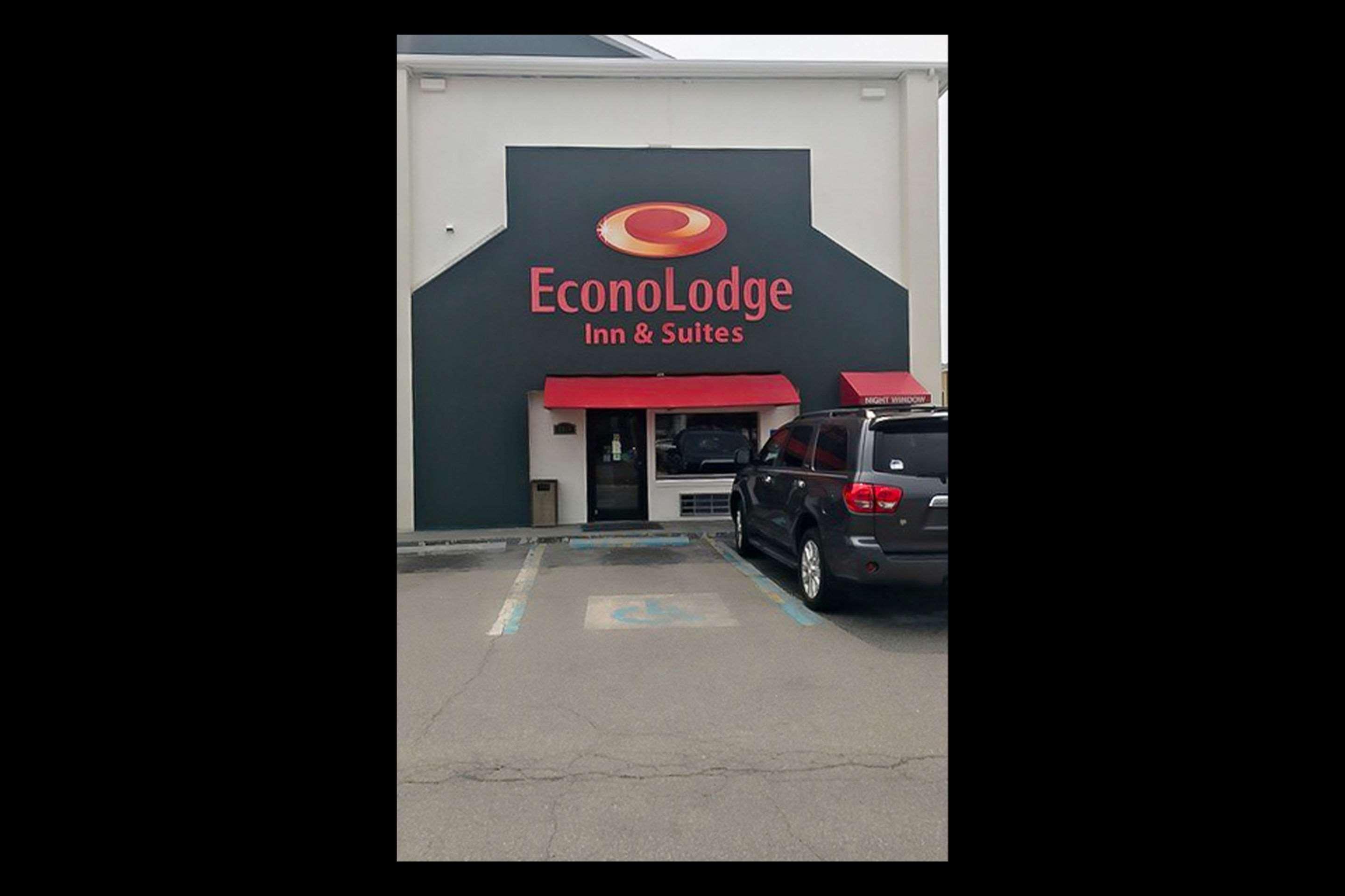 Econo & I-64 & Us 13 Hotel