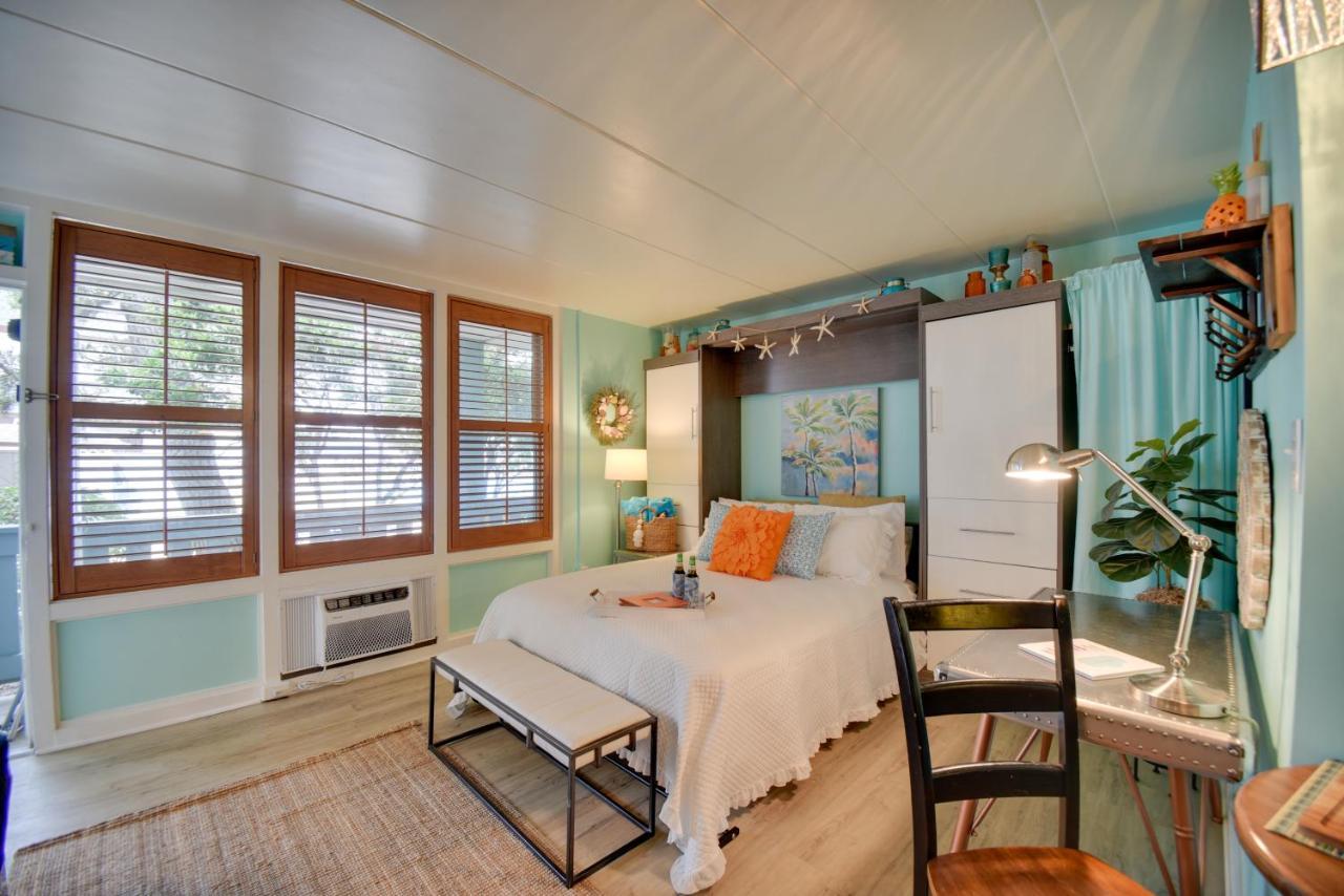 Apartment Chic Virginia Retreat - Pool, Steps To Virginia Beach