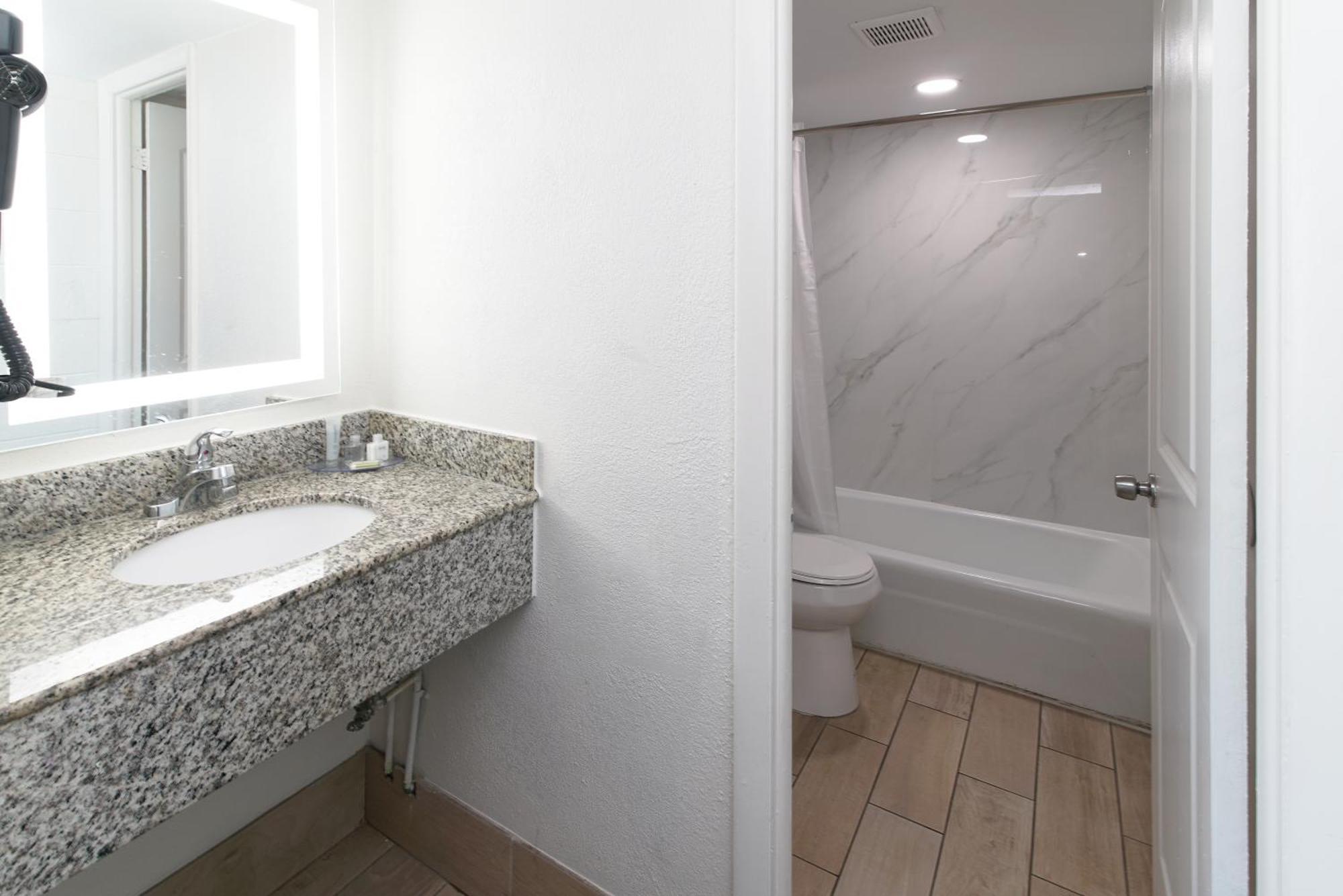 Hotel Howard Johnson By Wyndham Virginia At The 2*