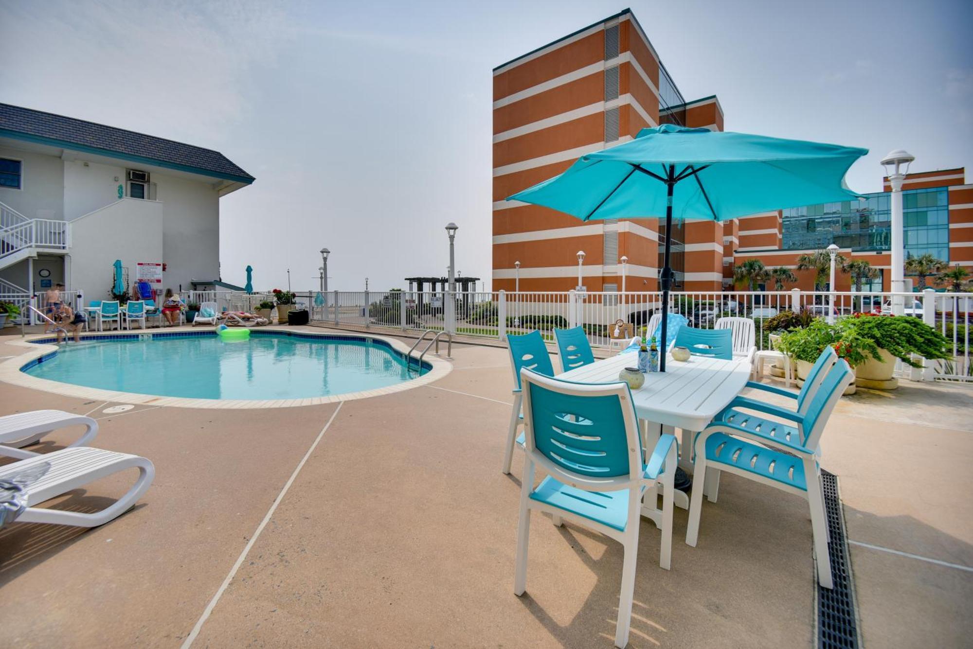 Apartment Chic Virginia Retreat - Pool, Steps To