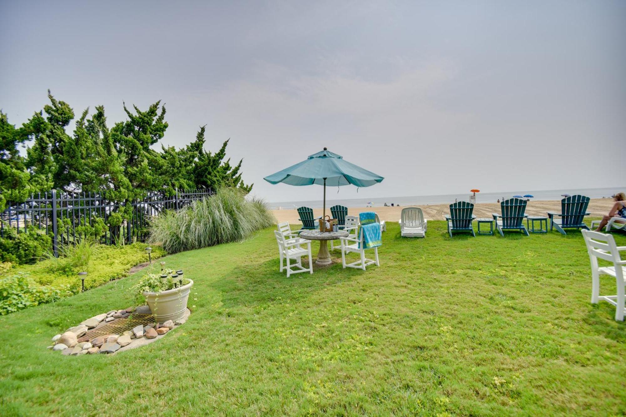 Apartment Chic Virginia Retreat - Pool, Steps To Virginia Beach