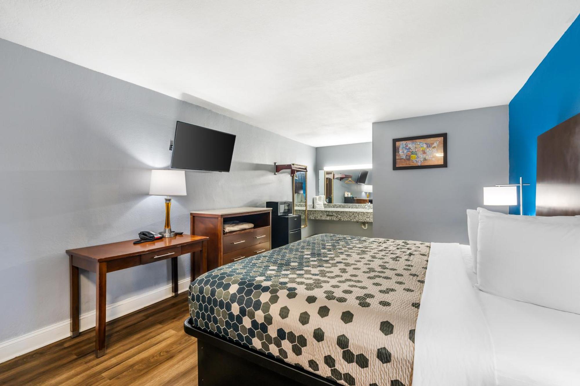 Econo & I-64 & Us 13 Hotel 2*