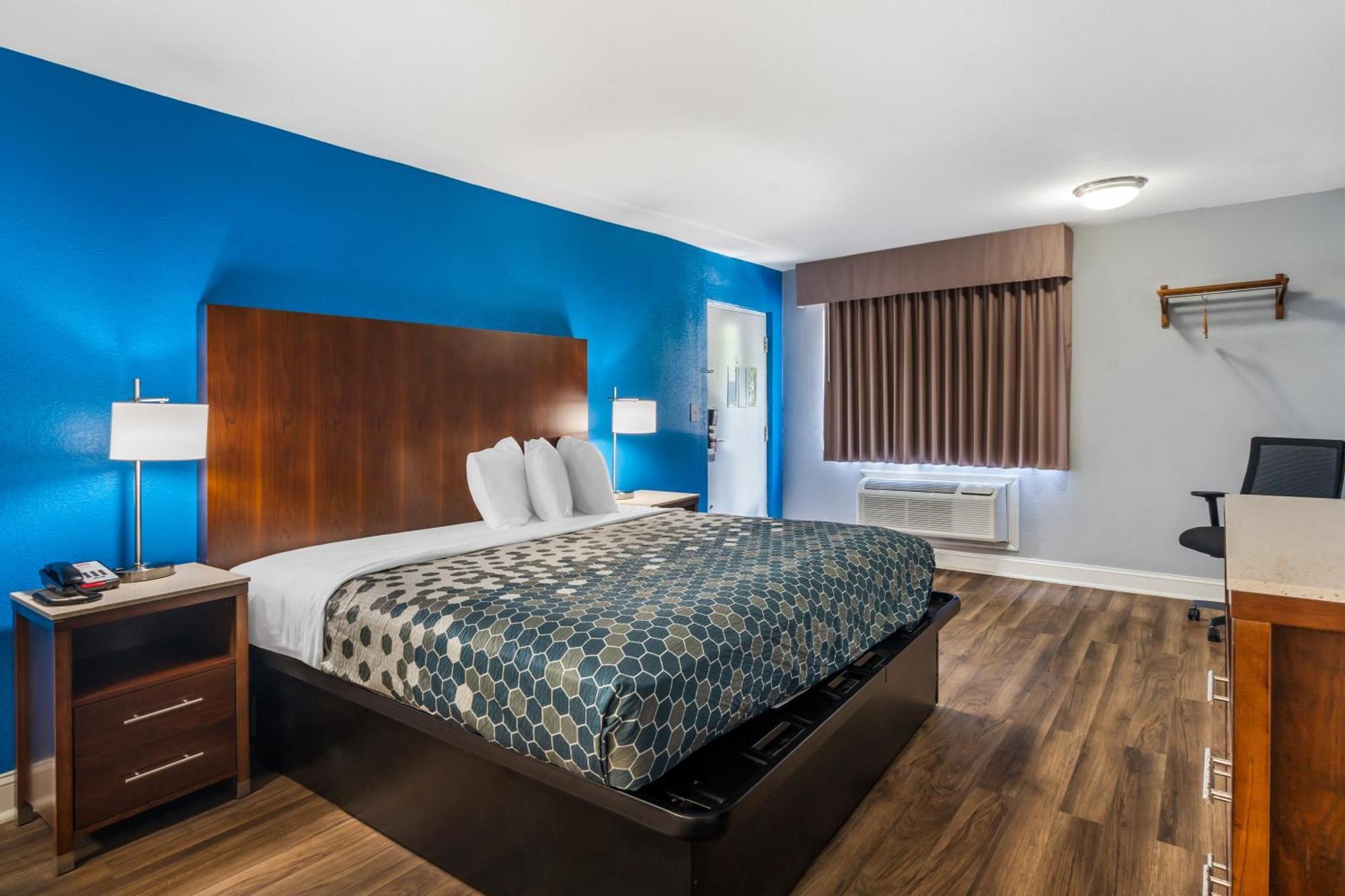 Econo & I-64 & Us 13 Hotel 2*